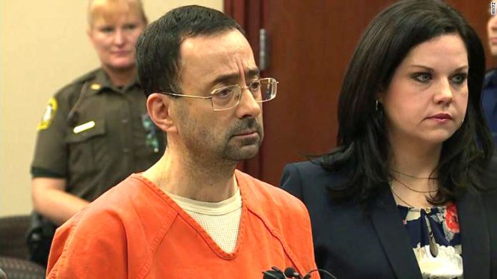 Larry Nassar O ex-médico da Federação de Ginástica dos Estados Unidos (USA Gymnastics) Larry Nassar foi condenado a até 175 anos de prisão