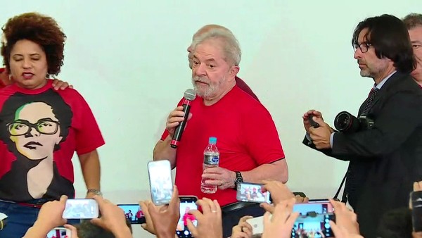 Lula discursa no Sindicato dos Metalúrgicos do ABC, em São Bernardo do Campo FOTO GloboNews Reprodução