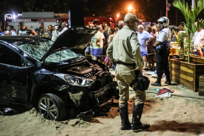 Motorista invadiu calçadão e atropelou pelo menos 15 pessoas na Praia de Copacabana, no Rio Foto Ian Cheibub -AGIF - Estadão Conteúdo