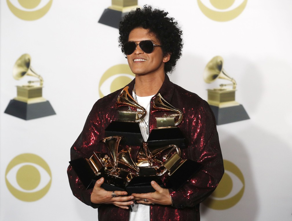 O cantor Bruno Mars posa com seus Grammys após a cerimônia de premiação (Foto Carlo Allegri Reute