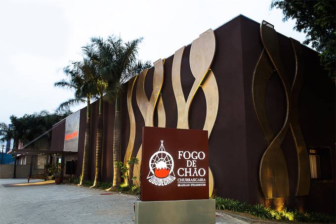 A primeira churrascaria Fogo de Chão foi aberta no Brasil em 1979. Atualmente, a rede opera 38 restaurantes nos Estados Unidos e 9 no Brasil