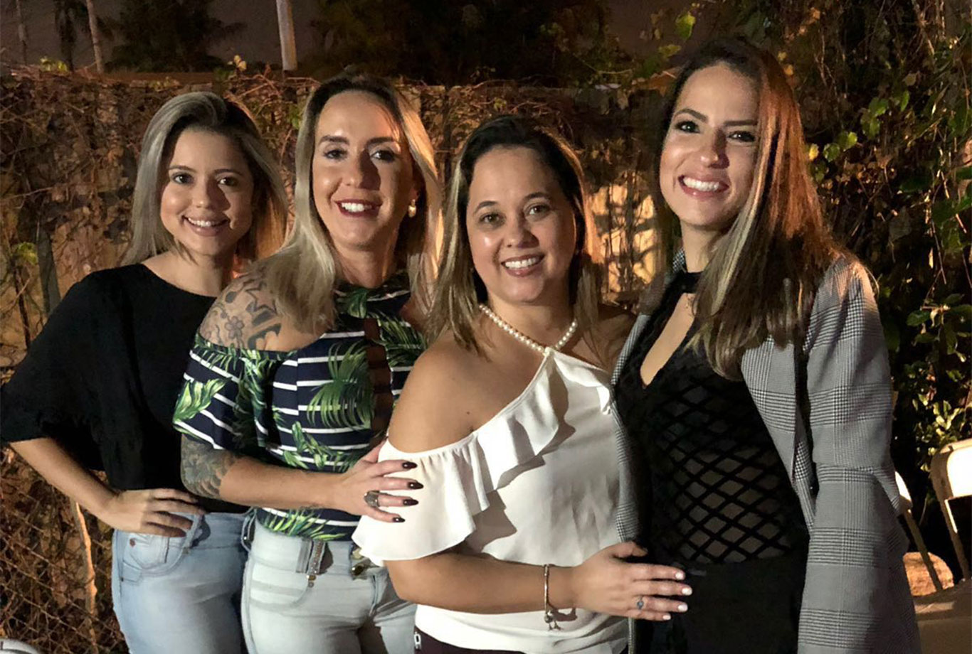 Taty (ao centro de branco) comemorou seu niver no sábado (10) em Pompano Beach