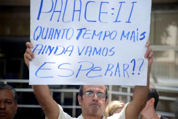 Após 20 anos do desabamento do Edifício Palace 2, vítimas protestam (Foto: Tomaz Silva/Agência Brasil)