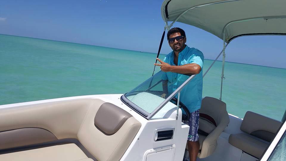 Carlos Ferreira oferece passeios de barcos para turistas na região de Clearwater