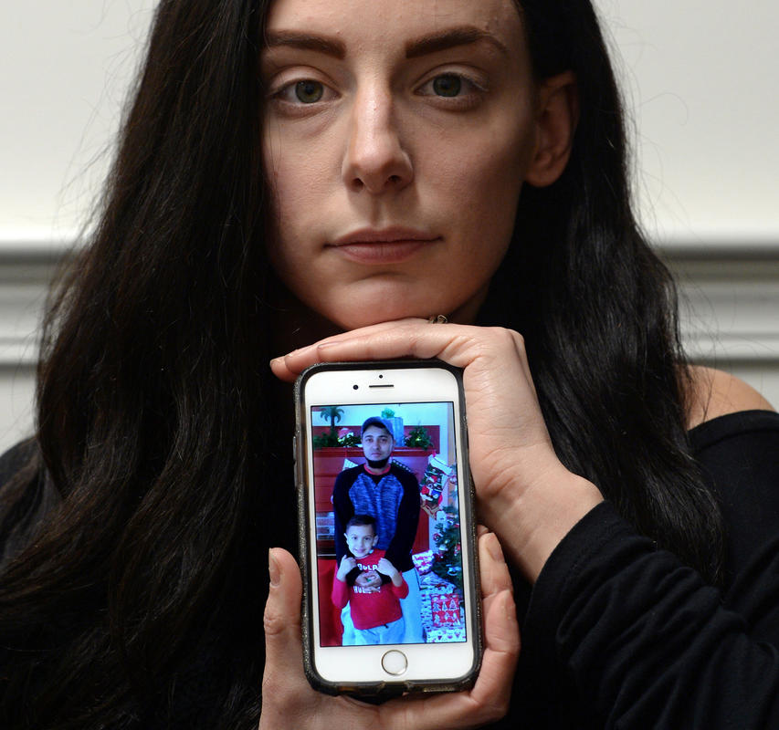 Karah de Oliveira mostra uma foto de seu marido e o filho dos dois FOTO Christopher Evans, Boston Herald