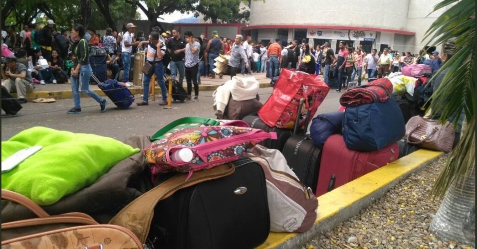Com malas e pertences, mais de 37 mil venezuelanos entram na Colômbia em 1 dia