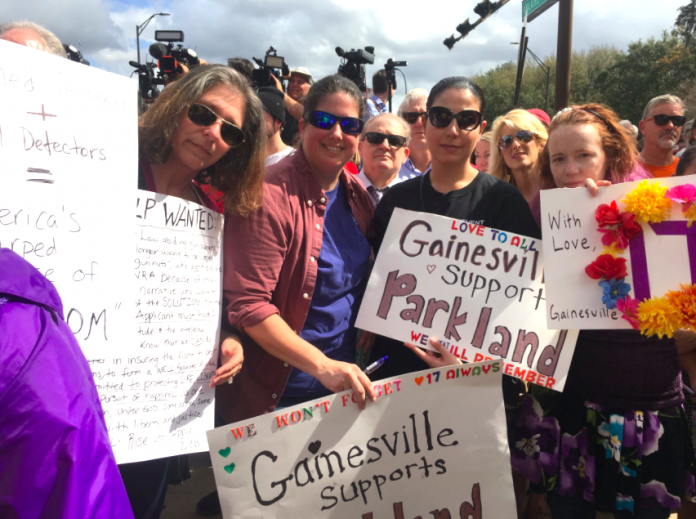 Moradores de Gainesville apoiam estudantes em manifestação em Tallahassee