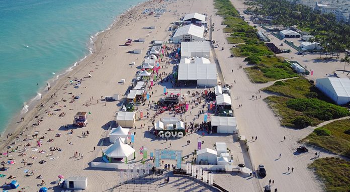 Tendas são montadas na praia de South Beach