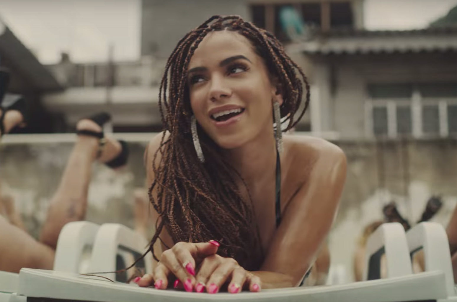 A cantora Anitta em cena do clip musical "Vai Malandra"