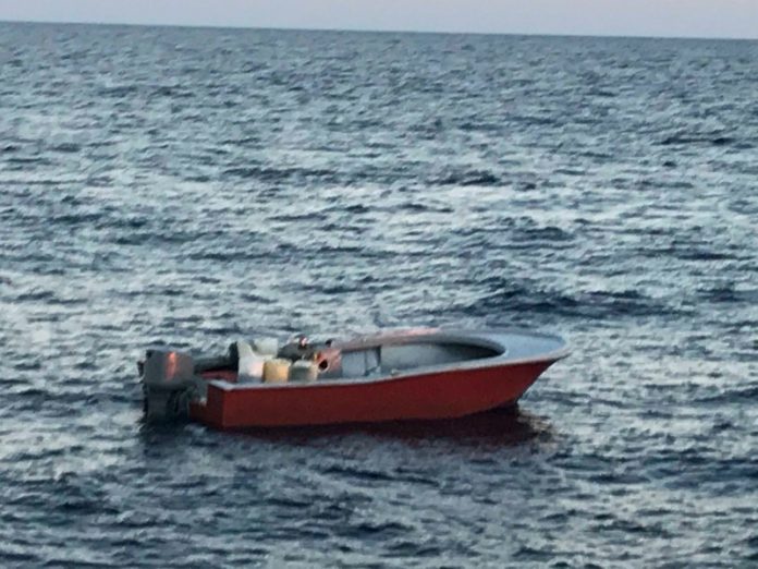 Barco foi interceptado na praia de Jupiter FOTO: Guarda Costeira
