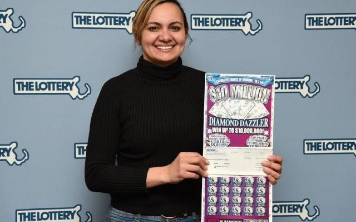 Edneia ganhou o prêmio máximo da raspadinha FOTO Massachusetts State Lotery