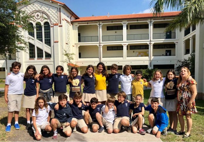 Alunos da 5ª série do programa bilíngue português/inglês da Escola Ada Merrit K-8 Center, em Miami