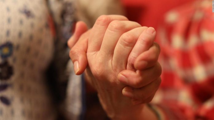 Judia e mexicana apertam as mãos em apartamento alugado para proteger a família FOTO CNN