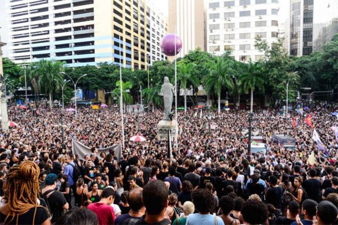 Manifestantes protestam contra a morte de Marielle Franco em frente ao prédio da Alerj, no Rio (Foto: Clever Felix/LDG News.