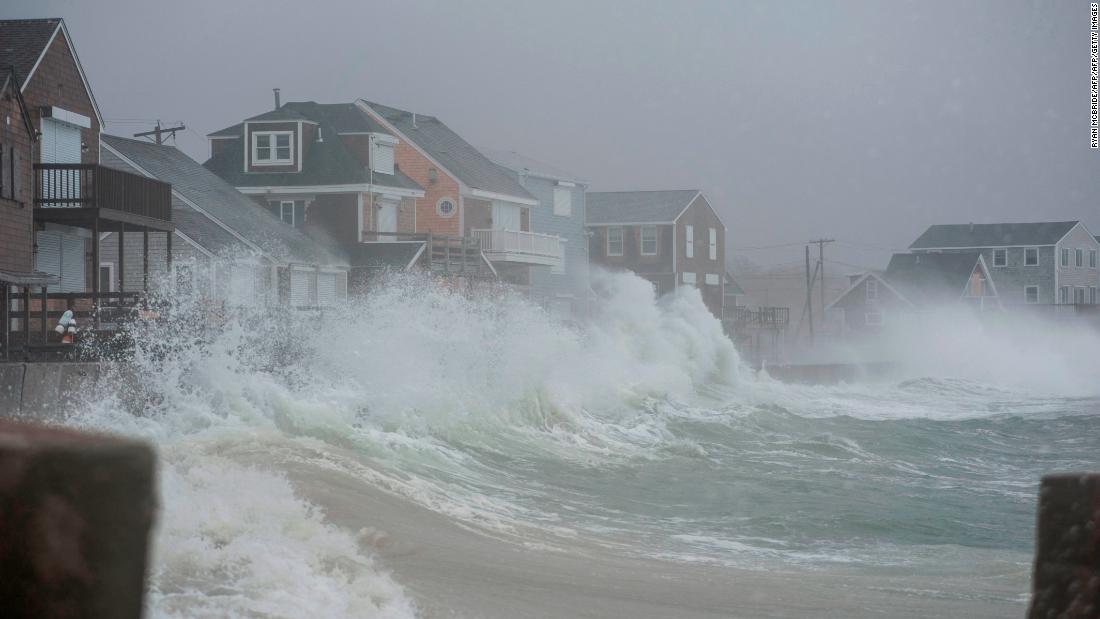 Ondas batem em casa em Massachusetts, na sexta-feira (2) / AFP PHOTO / RYAN MCBRIDE (Photo credit should read RYAN MCBRIDE/AFP/Getty Images)