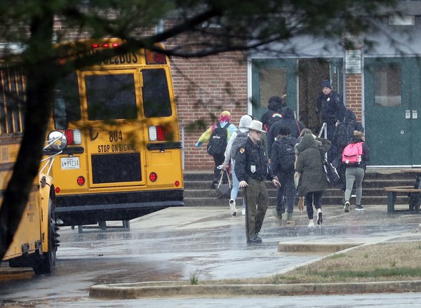 Policiais conduzem alunos da Great Mills High School para outro local após tiroteio (Foto AP Photo Alex Brandon )