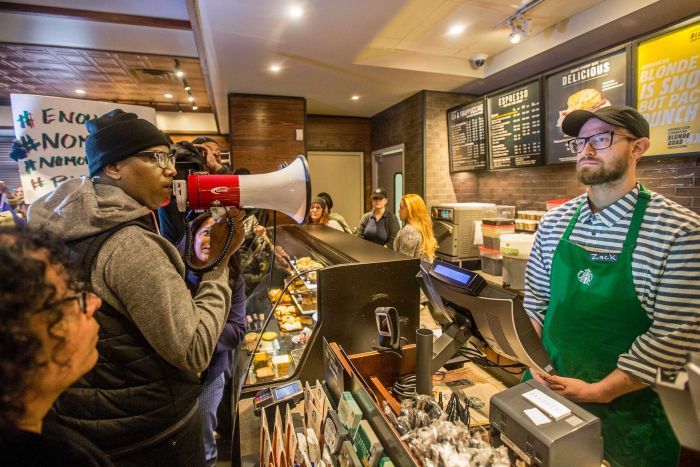 A Starbucks foi alvo de protestos de apoiadores dos movimentos negros FOTO AP
