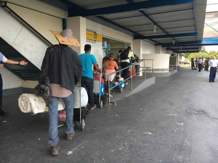 Imigrantes venezuelanos foram levados em ônibus até o Aeroporto Internacional de Boa Vista, onde embarcaram com destino a São Paulo (Foto: Emily Costa G)