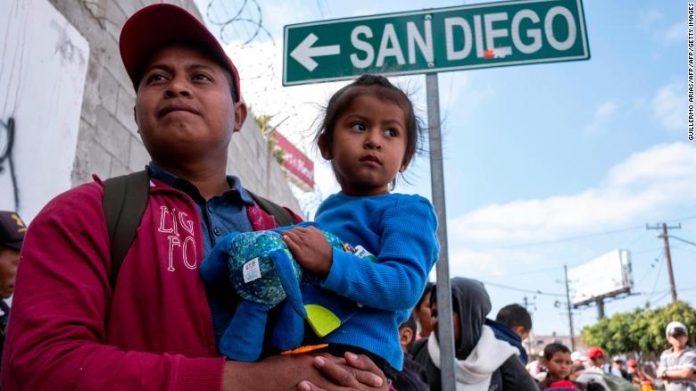 Migrantes da América Central buscam asilo nos EUA FOTO CNN
