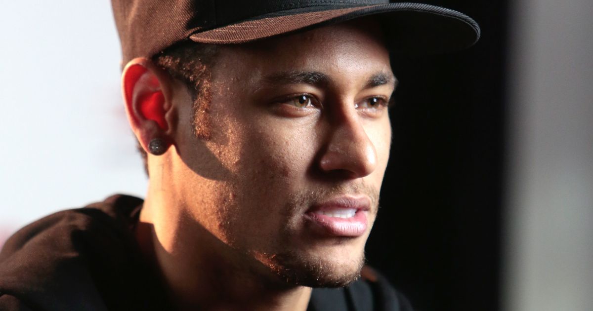 Neymar passou por uma cirurgia para corrigir uma fissura no quinto metatarso do pé direito