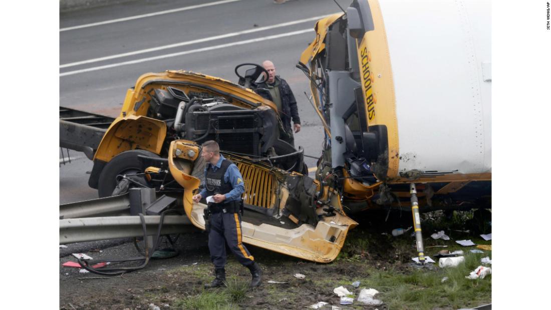 Ônibus escolar ficou destruído no acidente (AP Photo/Seth Wenig)