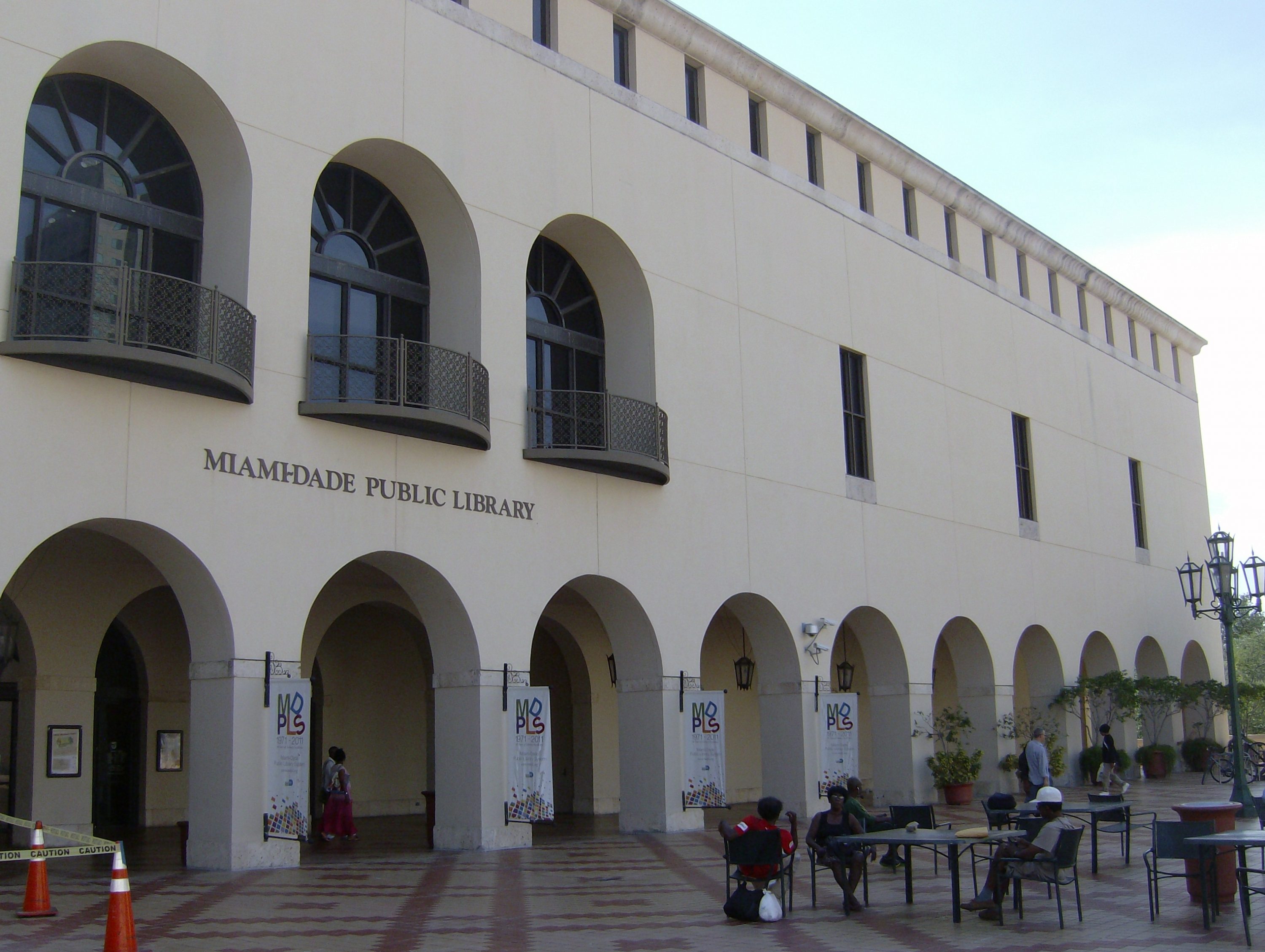 Bibliotecas de Miami-Dade abrem suas portas para classes de cidadania