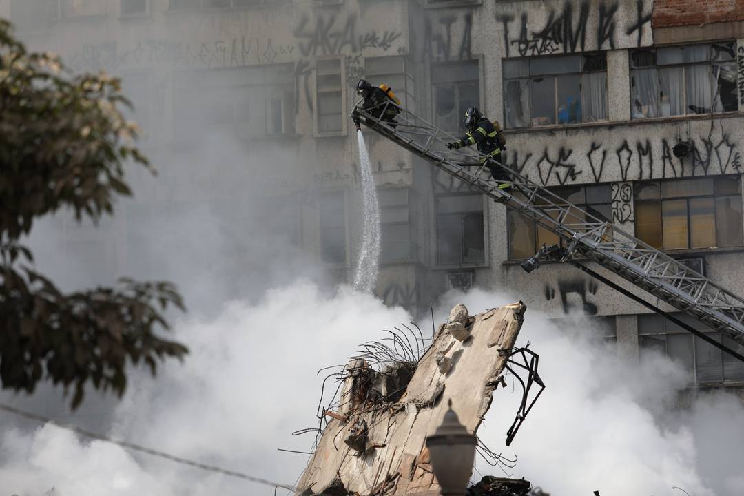 Bombeiros trabalharam toda a madrugada para conter as chamas FOTO Marcelo Brandt G1jpg