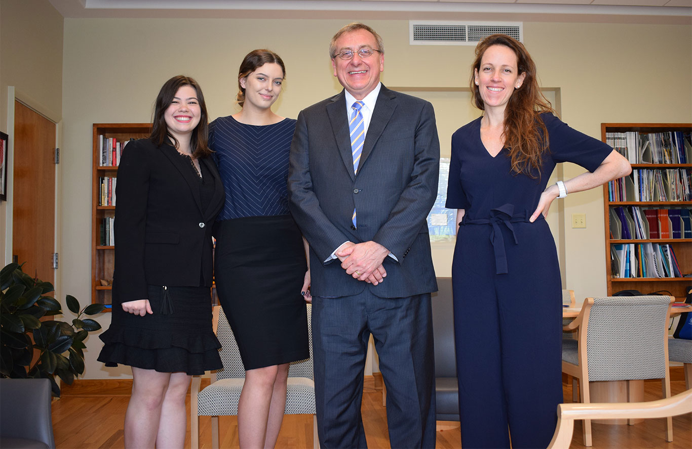 Giovanna Kubota, Laura Henschel, o reitor Fuchs e a professora Andrea Ferreira