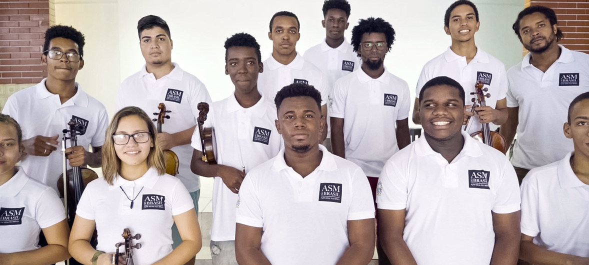 Os músicos são provenientes de comunidades de baixa renda no Rio de Janeiro e têm idades entre 14 e 20 anos