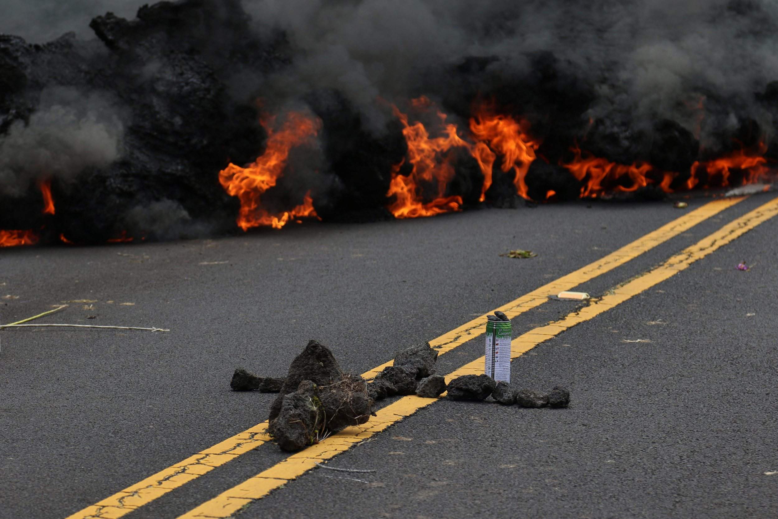 Lava atravessa rua onde se encontra uma oferenda a deusa do vulcão na região de Leilani Estates, Hawaii
