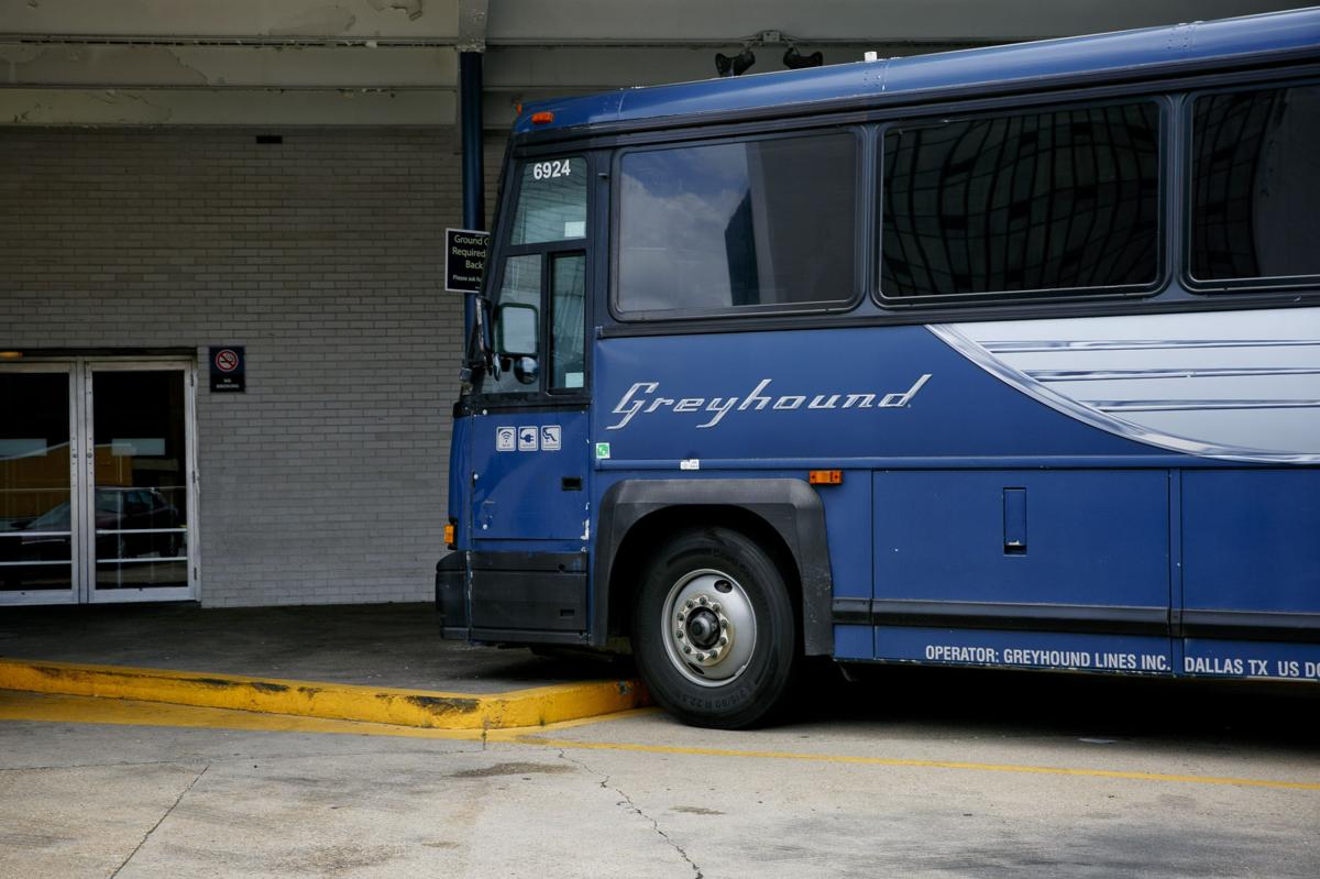 Ônibus da Greyhound Lines estão presentes na maioria das cidades americanas