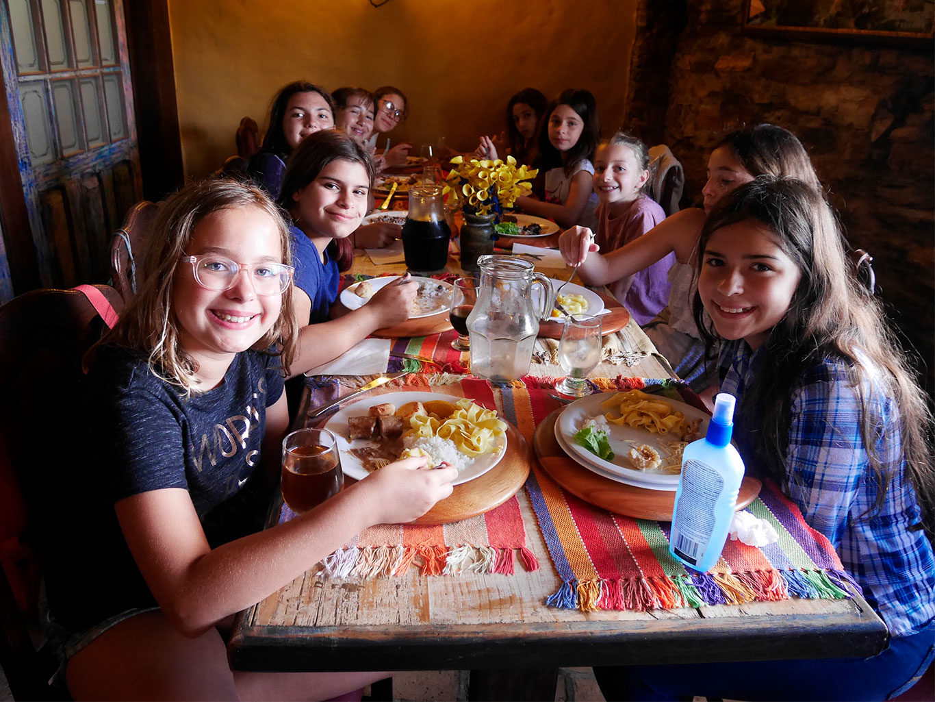 Crianças saboream as delícias da culinária mineira