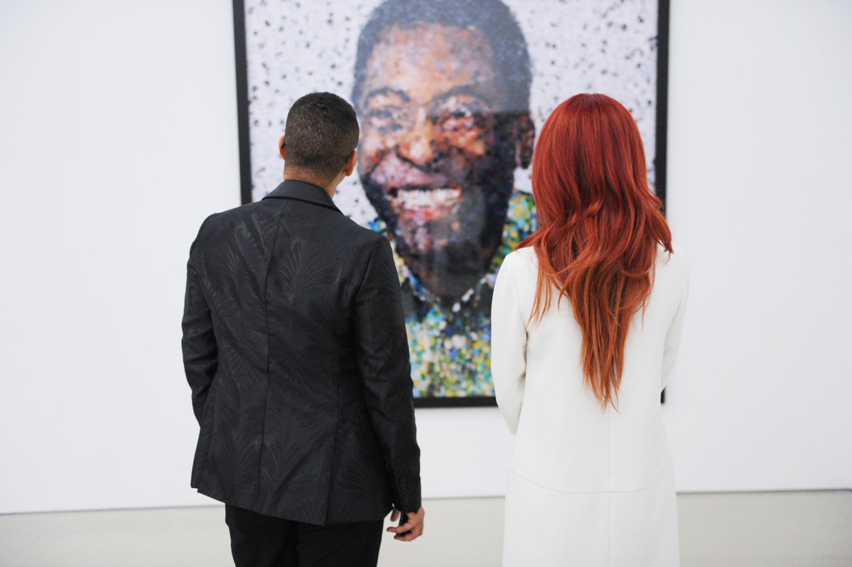 Quadros de Pelé, de autoria de Vik Muniz, estão expostos no PAMM