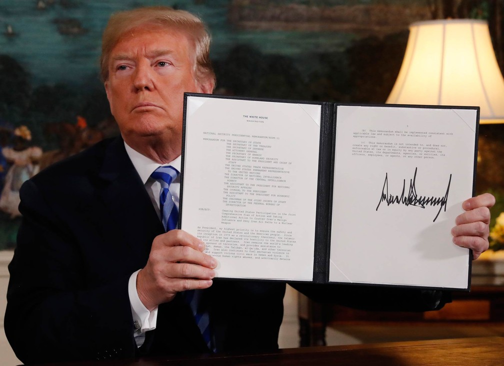 Trump mostra assinatura do documento em que retira os EUA de acordo nuclear com o Irã FOTO REUTERS