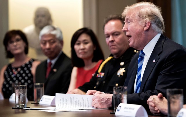 Trump participou de reunião sobre cidades santuário na Casa Branca, na quarta-feira (16) Foto Jim Watson AFP