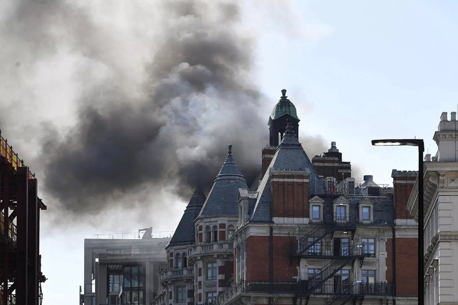 Bombeiros foram chamados para conter incêndio em hotel em Londres