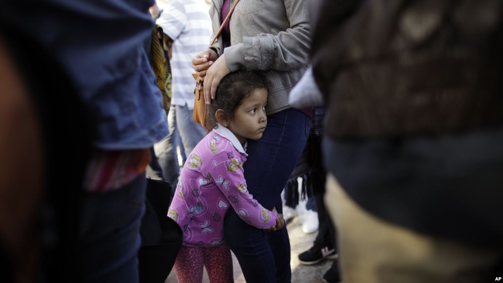 Criança mexicana na fila para aguardar pedido de asilo na fronteira FOTO AP