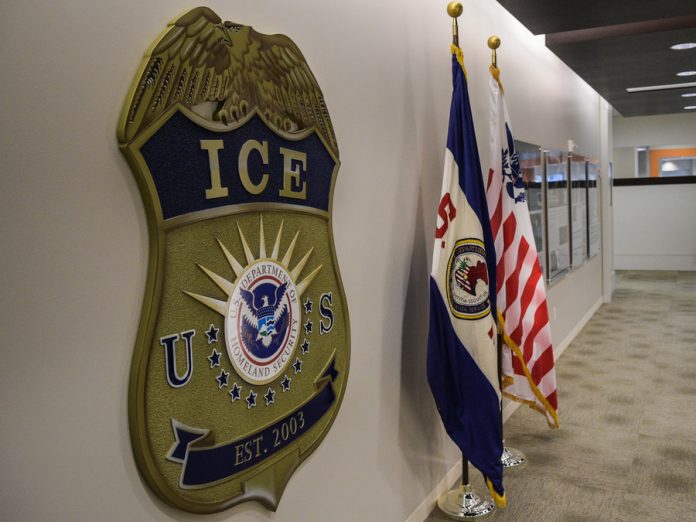 Ex-agente de imigração furtou dezenas de identidades de imigrantes