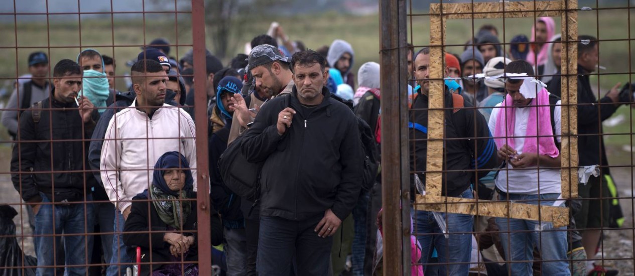 Imigrantes refugiados chegam em massa em vários países europeus