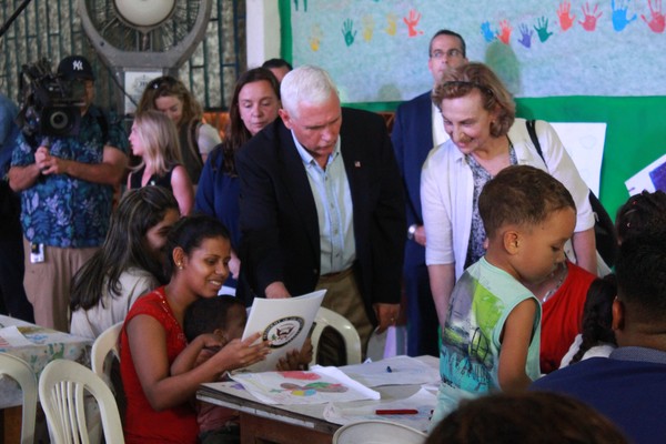 Mike Pence conversa com venezuelanos em Manaus Foto Camila Henriques G1