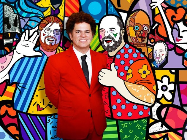 Romero Britto em frente a uma de suas obras FOTO DIVULGAÇÃO