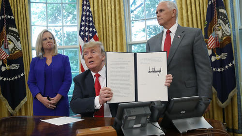 O presidente mostra decreto assinado acompanhado pela secretária do Homeland Security, Kirstjen Nielsen e do vice-presidente Mike Pence. FOTO: Win McNamee Getty Images