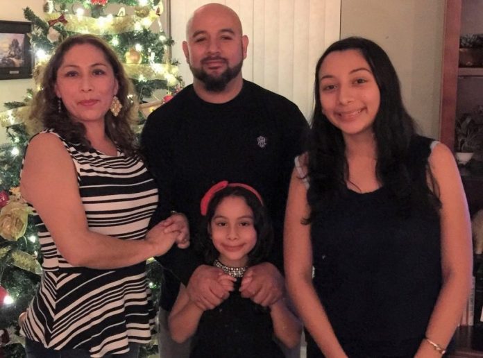 Alejandra, o esposo, o sargento veterano Cuauhtemoc “Temo” Juarez, e as filhas Estela, de 8 anos, e Pamela, de 16 anos Alejandra, o esposo, o sargento veterano Cuauhtemoc “Temo” Juarez, e as filhas Estela, de 8 anos, e Pamela, de 16 anos