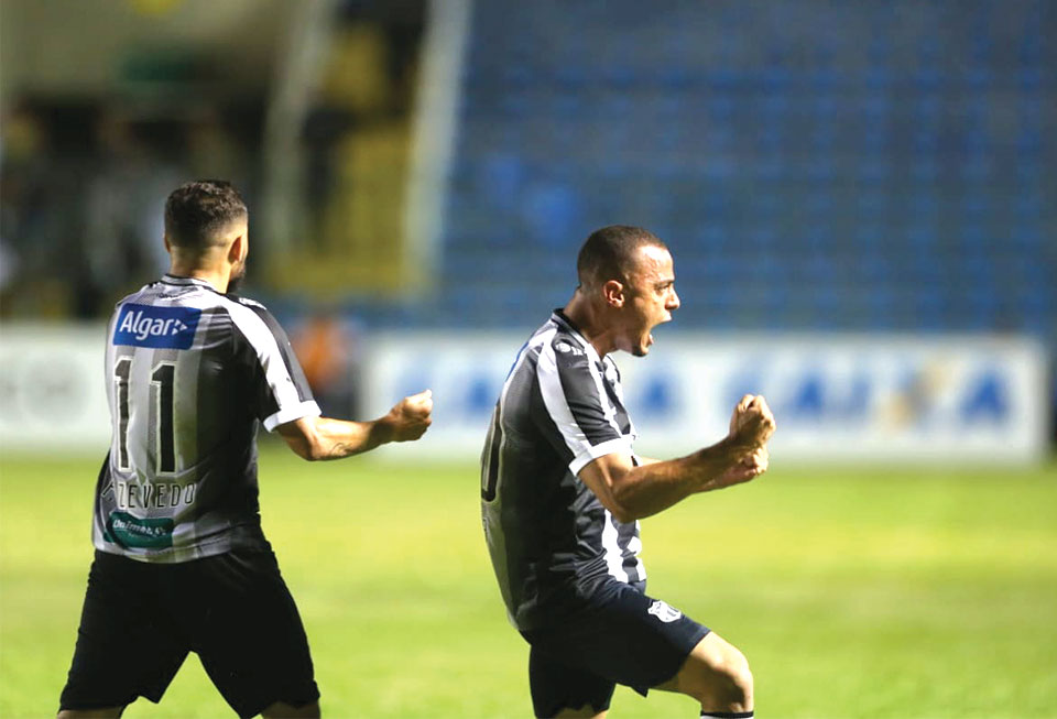Arthur e Felipe Azevedo comemoram gol que deu a vitória ao Vovô