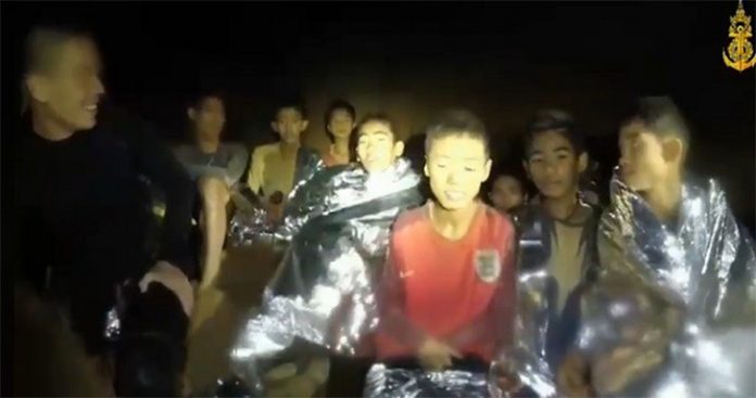 Equipes tentam resgatar as 13 pessoas presas em caverna