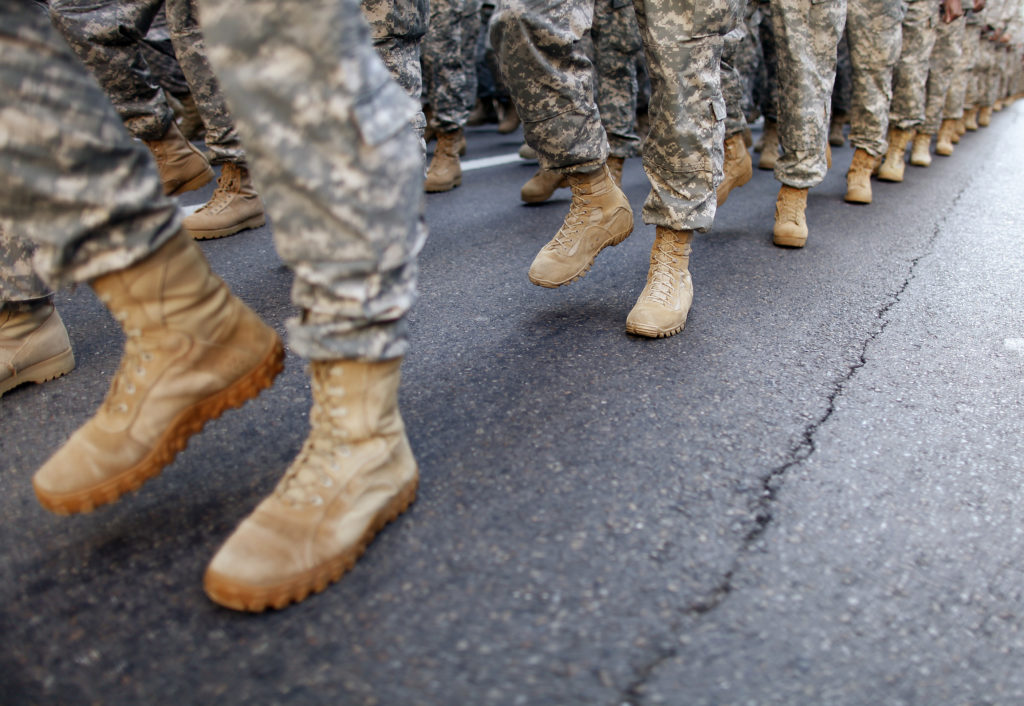 DHS e Assuntos dos Veteranos (VA) estão trabalhando em um plano para rastrear, localizar e devolver veteranos de guerra deportados em um esforço para fornecer benefícios por seus serviços ao país (Foto: AP)