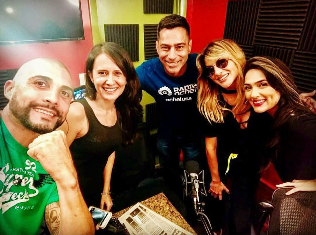 DJ Khrizz, Maria Cecilia, DJ Lupa, DJ Cady com Suzanna Alcântara no estúdio da Radio Achei