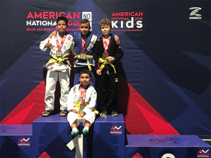 Jorge Fernandes (de pé ao centro), de nove anos, mais conhecido como ‘Jorjão’ representou a Flórida e venceu o National Jiu-jitsu Competition em Las Vegas