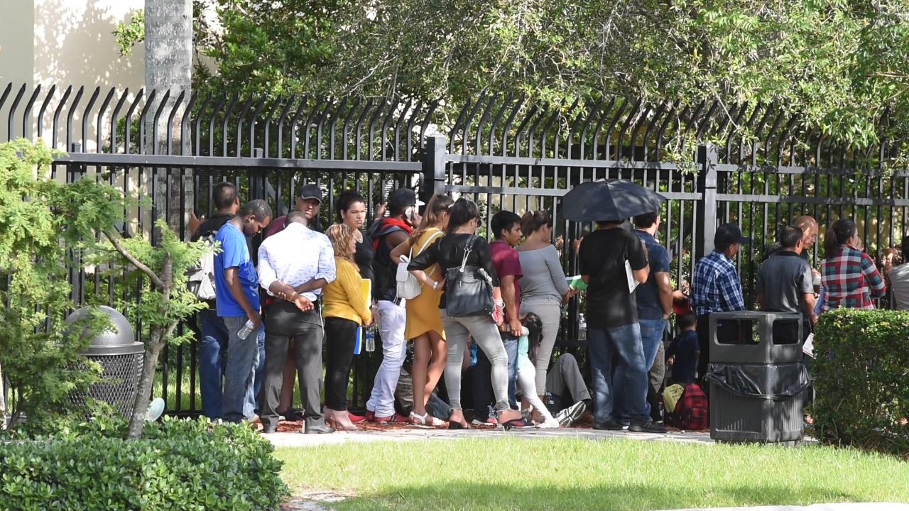 Imigrantes esperam horas debaixo do Sol em frente ao ICE em Miramar (fotografia SunSentinel)