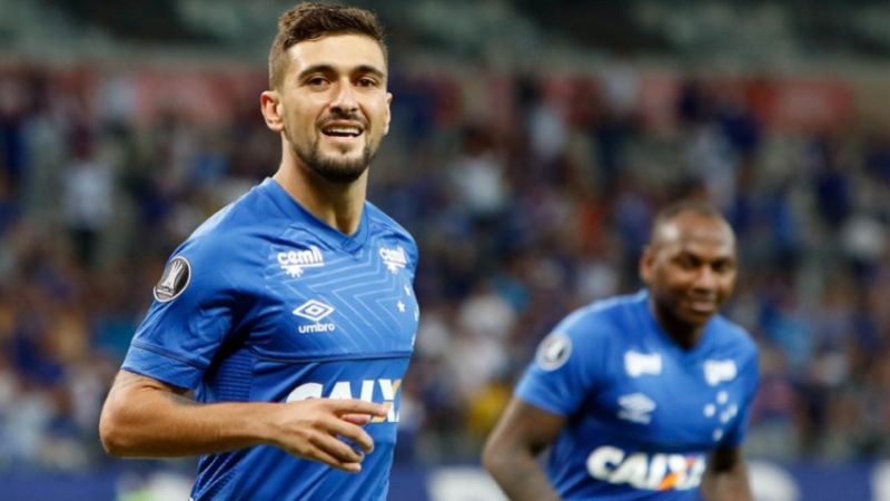 O uruguaio De Arrascaeta abriu o placar para o Cruzeiro que se classificou mesmo com o empate da Raposa